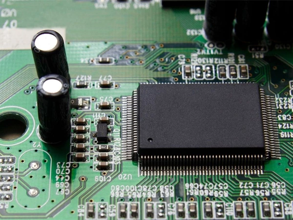 What is the difference between SMT and DIP?