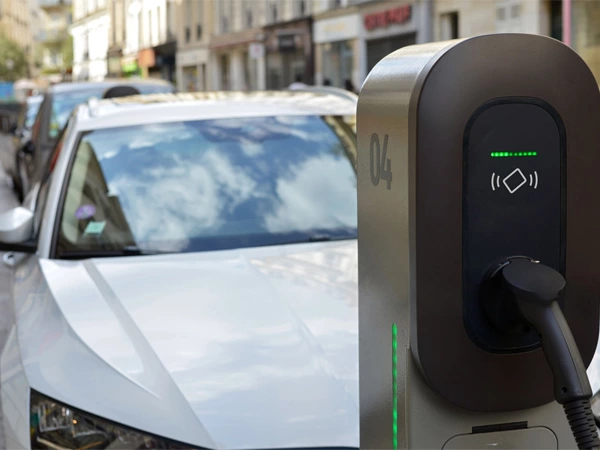 How much does a ev charging station cost？